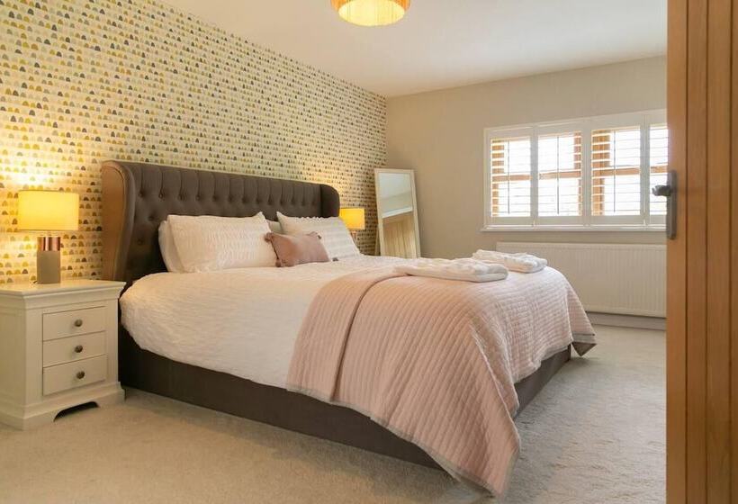 Residenssi Remarkable 4 Bed House Near Leeds Airport