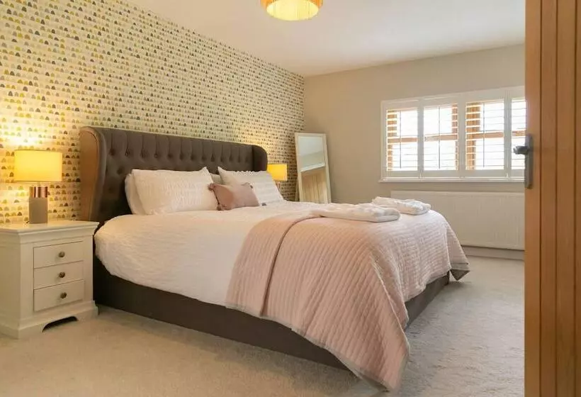 レジデンス Remarkable 4 Bed House Near Leeds Airport