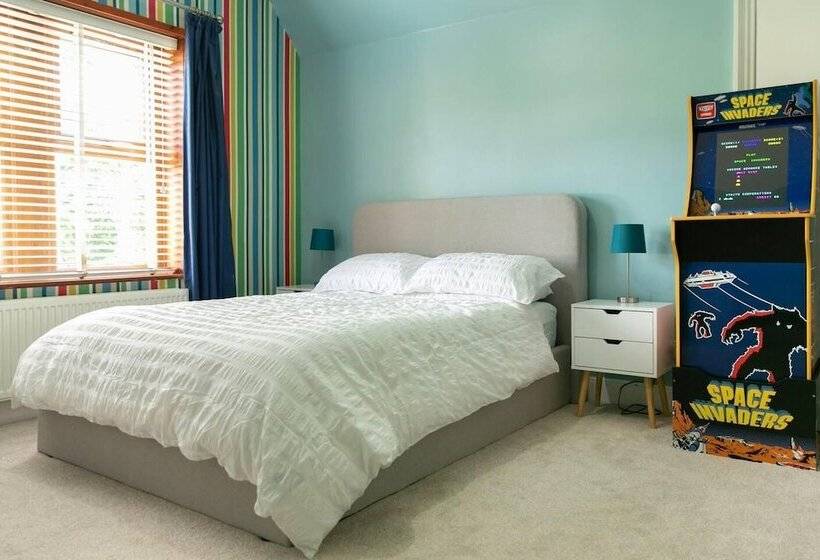 Residenssi Remarkable 4 Bed House Near Leeds Airport