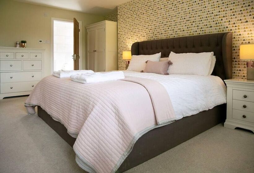 Residenssi Remarkable 4 Bed House Near Leeds Airport