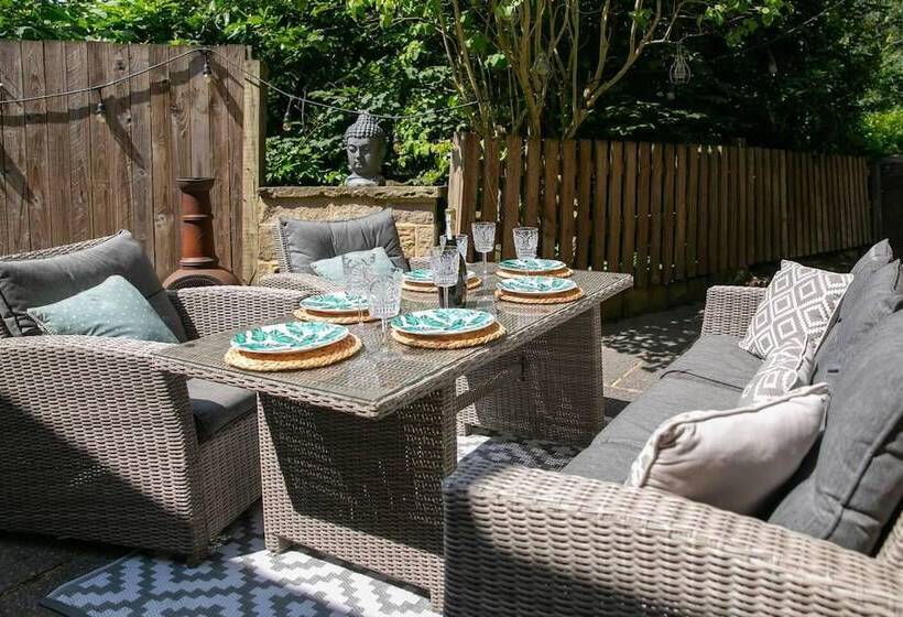 Residenssi Remarkable 4 Bed House Near Leeds Airport