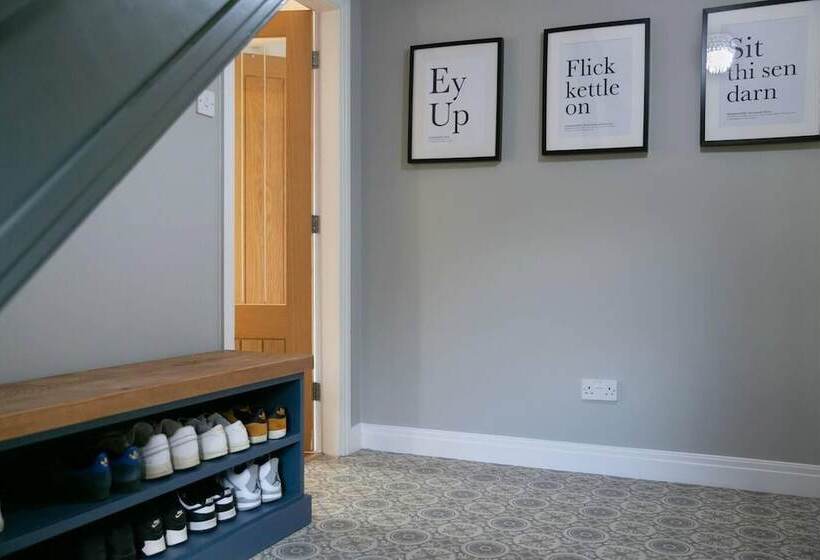 Residenssi Remarkable 4 Bed House Near Leeds Airport