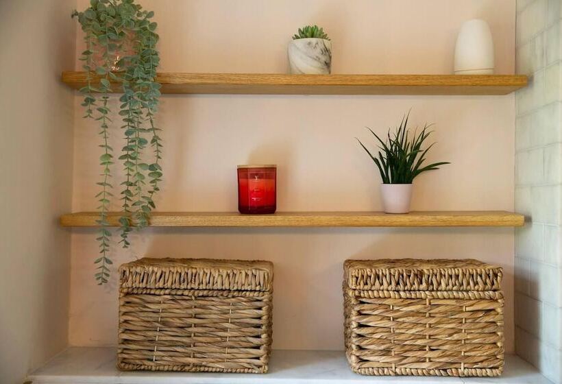 Residenssi Remarkable 4 Bed House Near Leeds Airport