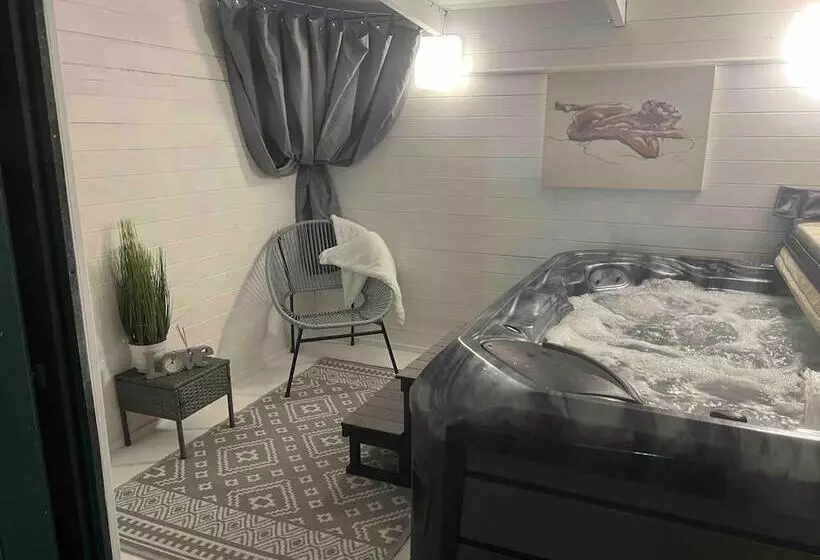 اقامتگاه Serenity Haven 4 Bed With Hottub,games,gym & More