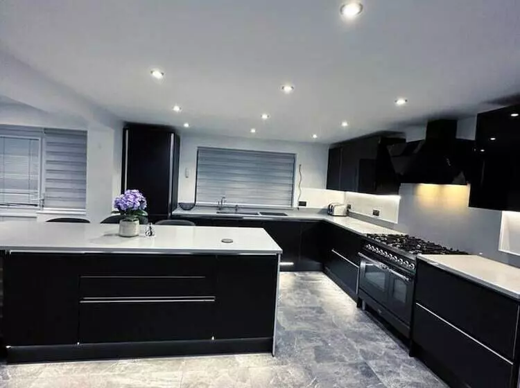 اقامتگاه Serenity Haven 4 Bed With Hottub,games,gym & More