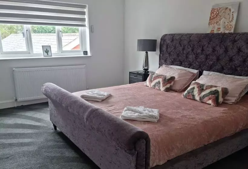 اقامتگاه Serenity Haven 4 Bed With Hottub,games,gym & More