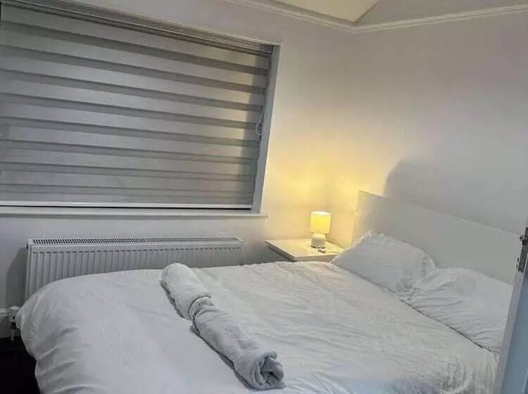 اقامتگاه Serenity Haven 4 Bed With Hottub,games,gym & More
