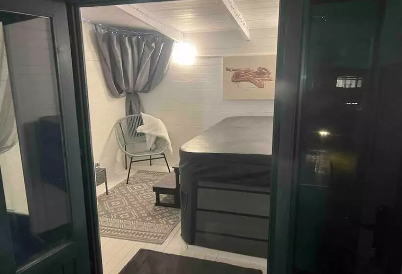 اقامتگاه Serenity Haven 4 Bed With Hottub,games,gym & More