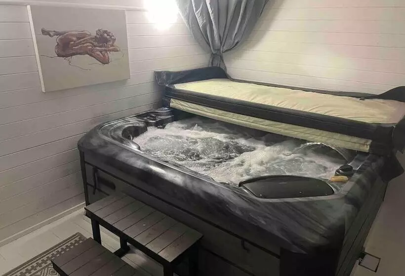 اقامتگاه Serenity Haven 4 Bed With Hottub,games,gym & More