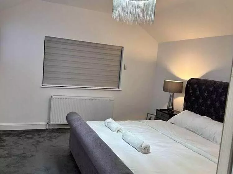اقامتگاه Serenity Haven 4 Bed With Hottub,games,gym & More