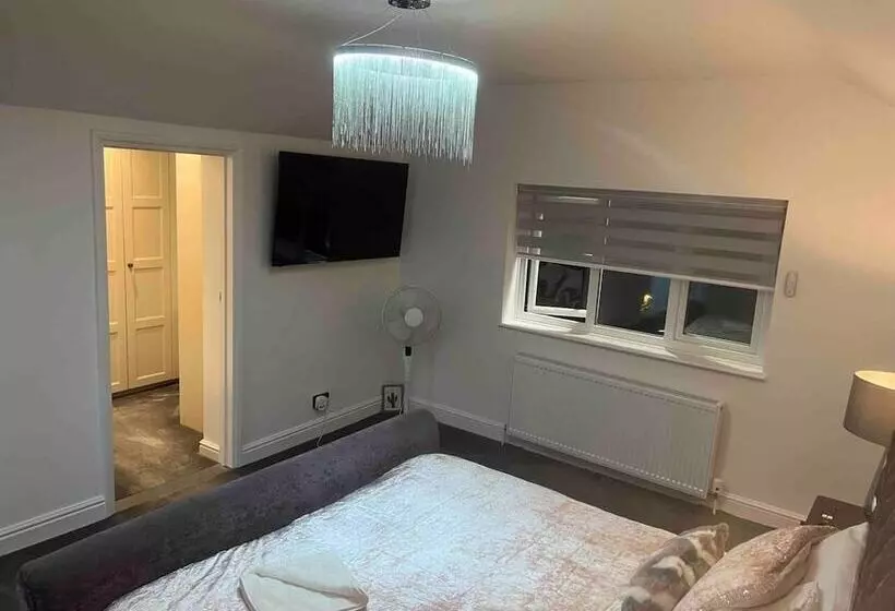 اقامتگاه Serenity Haven 4 Bed With Hottub,games,gym & More