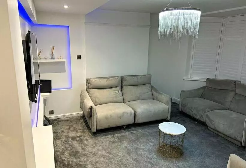 اقامتگاه Serenity Haven 4 Bed With Hottub,games,gym & More