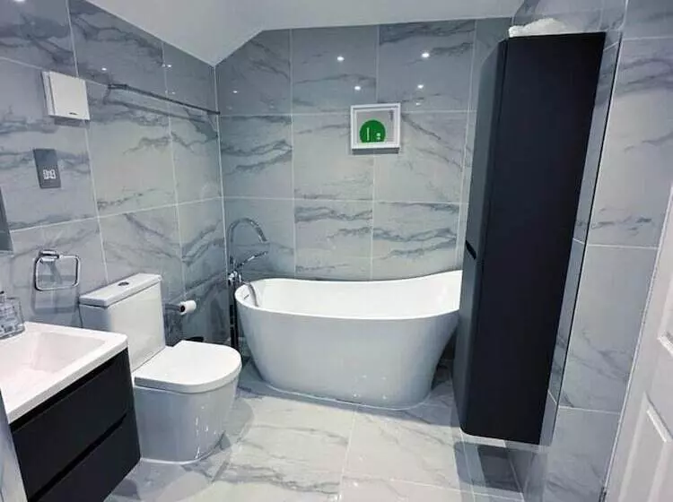 اقامتگاه Serenity Haven 4 Bed With Hottub,games,gym & More