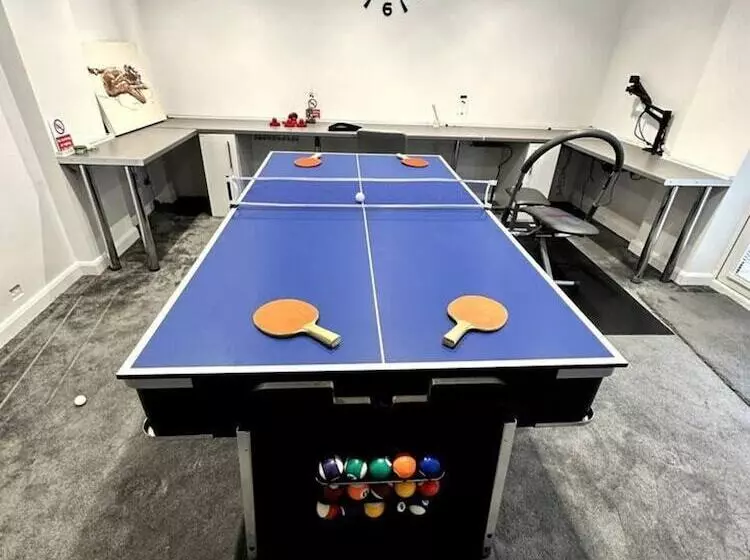 اقامتگاه Serenity Haven 4 Bed With Hottub,games,gym & More