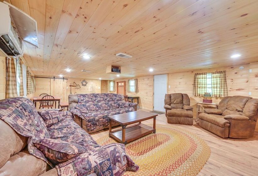 Serene Centre Hall Cabin W/ Stream On Site!