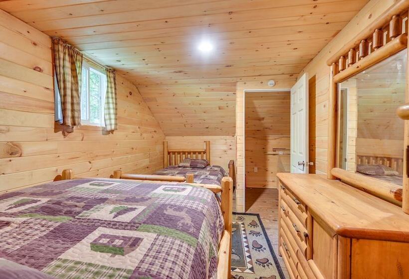 Serene Centre Hall Cabin W/ Stream On Site!