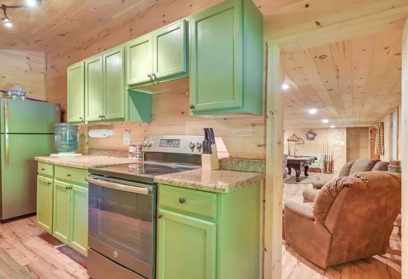 Serene Centre Hall Cabin W/ Stream On Site!
