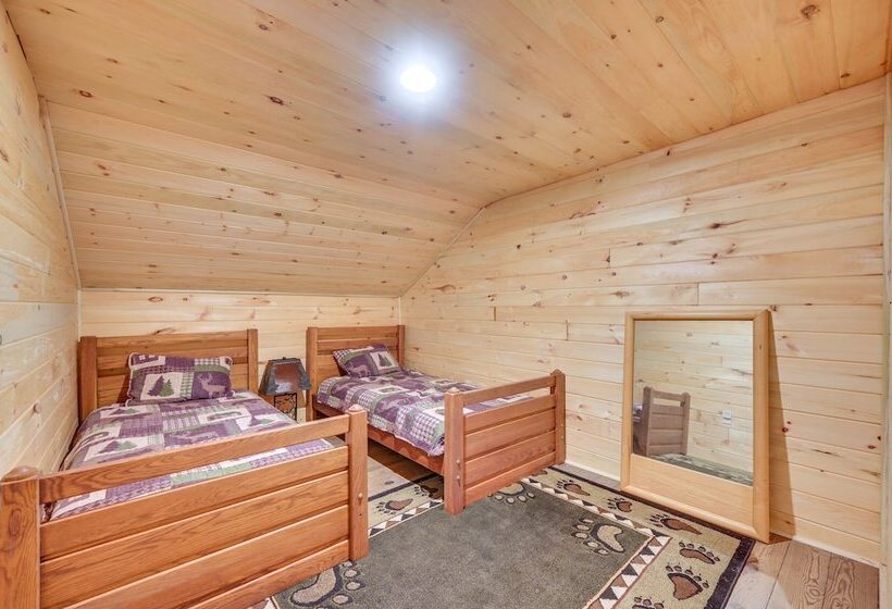 Serene Centre Hall Cabin W/ Stream On Site!