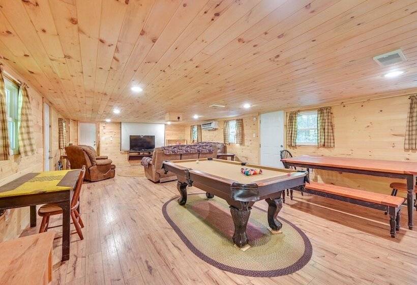 Serene Centre Hall Cabin W/ Stream On Site!