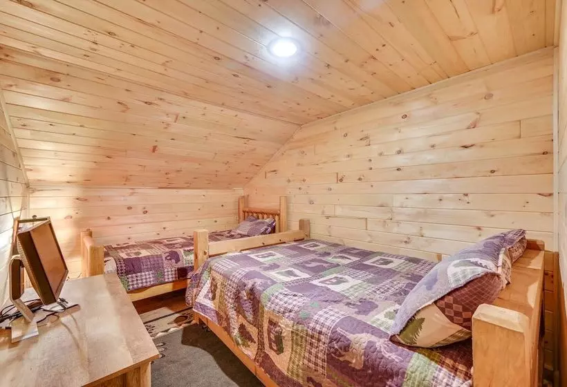 Serene Centre Hall Cabin W/ Stream On Site!