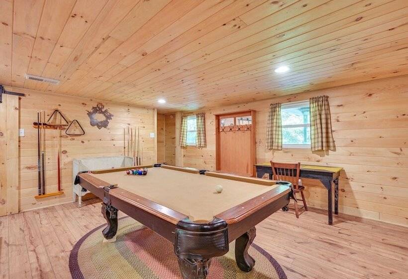 Serene Centre Hall Cabin W/ Stream On Site!