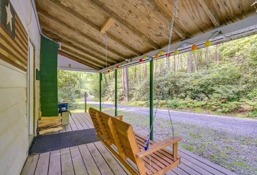 Serene Centre Hall Cabin W/ Stream On Site!