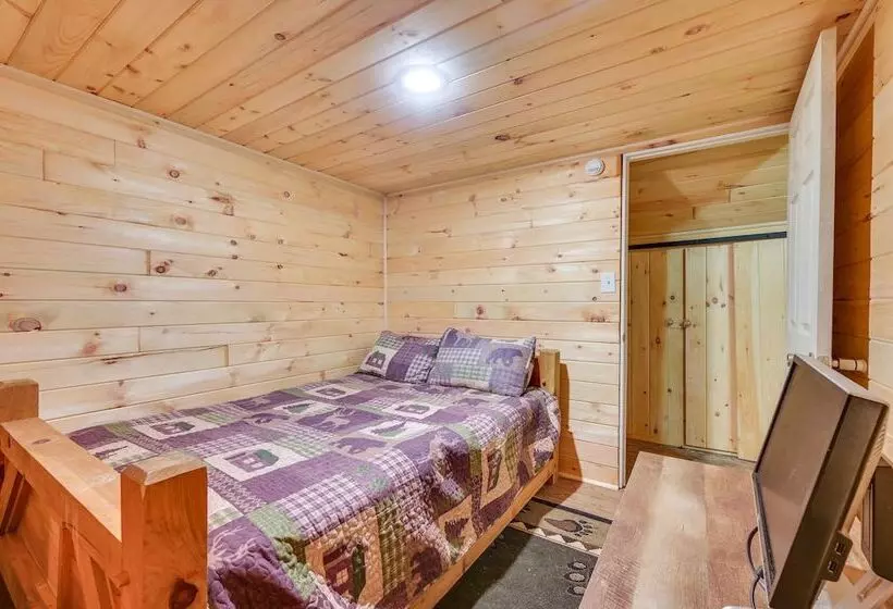 Serene Centre Hall Cabin W/ Stream On Site!