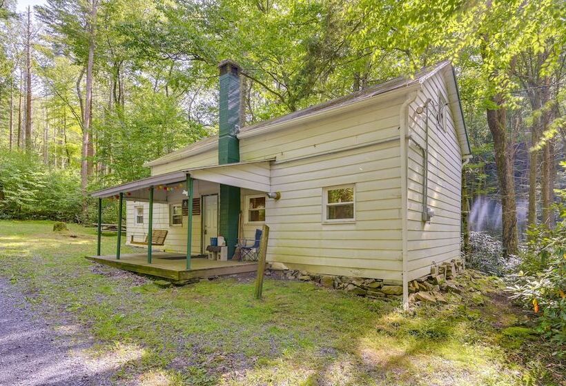 Serene Centre Hall Cabin W/ Stream On Site!