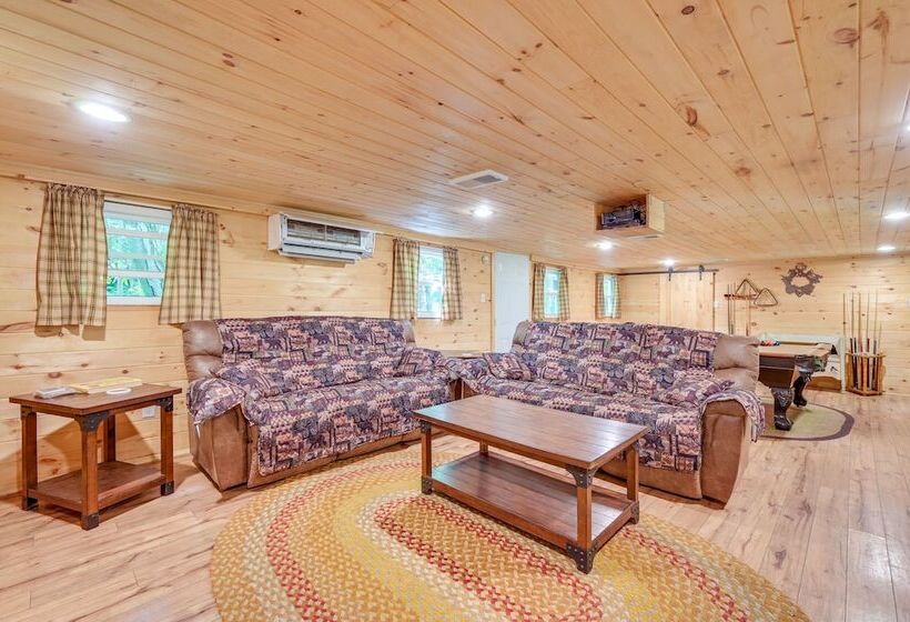 Serene Centre Hall Cabin W/ Stream On Site!