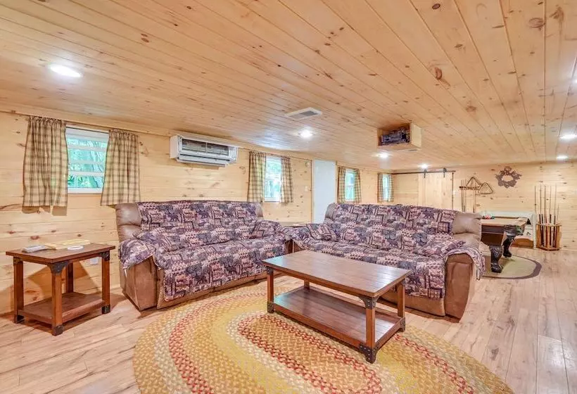 Serene Centre Hall Cabin W/ Stream On Site!