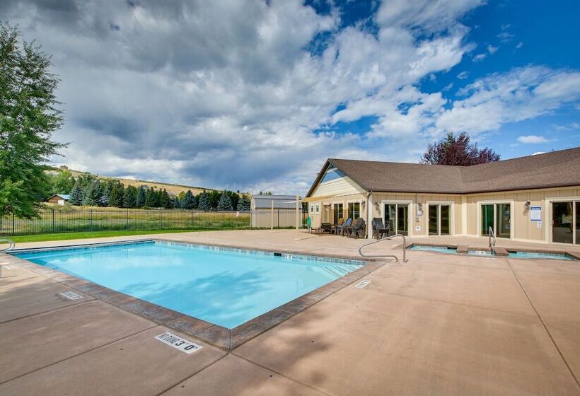 Spacious Utah Home W/ Hot Tub < 1 Mi To Bear Lake!