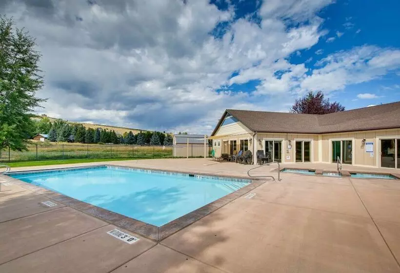 Spacious Utah Home W/ Hot Tub < 1 Mi To Bear Lake!