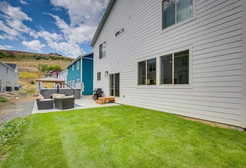 Spacious Utah Home W/ Hot Tub < 1 Mi To Bear Lake!