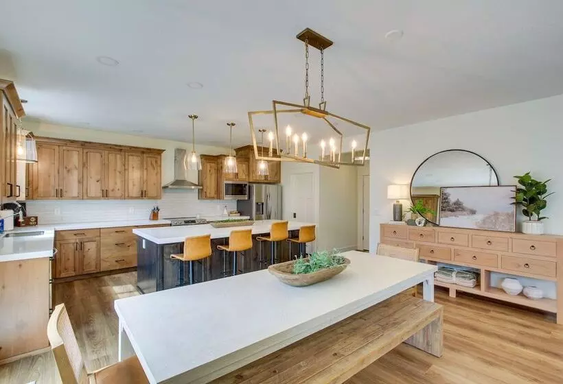 Spacious Utah Home W/ Hot Tub < 1 Mi To Bear Lake!