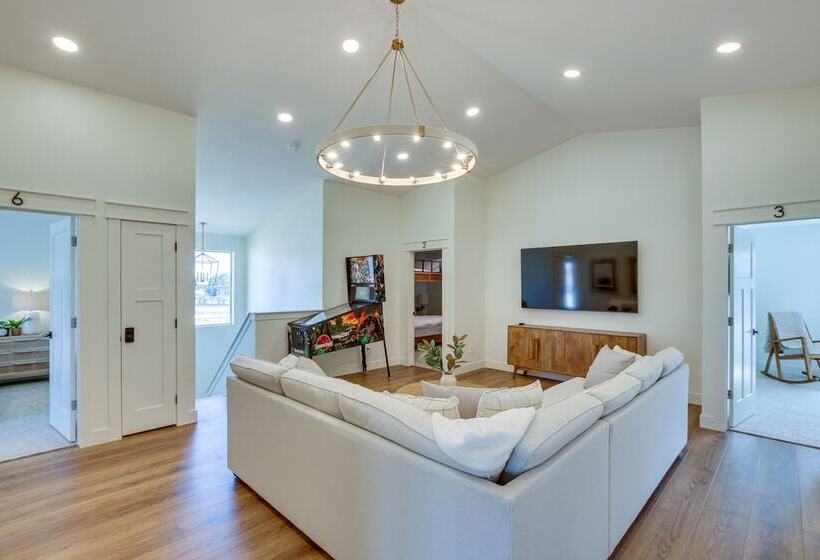 Spacious Utah Home W/ Hot Tub < 1 Mi To Bear Lake!