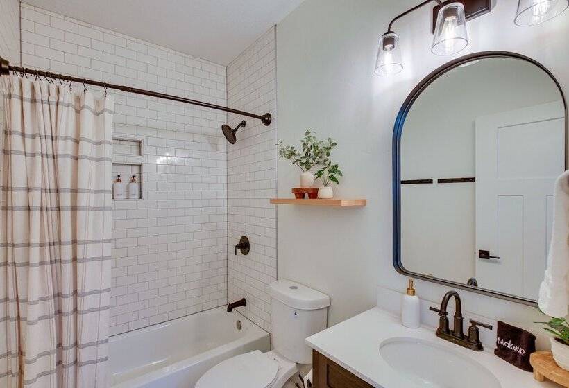 Spacious Utah Home W/ Hot Tub < 1 Mi To Bear Lake!