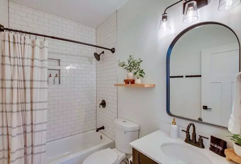 Spacious Utah Home W/ Hot Tub < 1 Mi To Bear Lake!