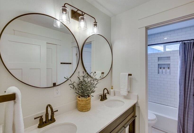 Spacious Utah Home W/ Hot Tub < 1 Mi To Bear Lake!