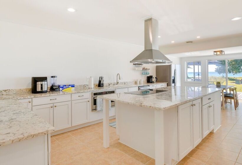 Sun Dappled Waterfront Home On Potomac River!