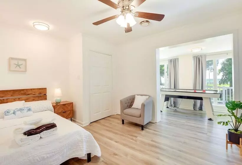 Sun Dappled Waterfront Home On Potomac River!