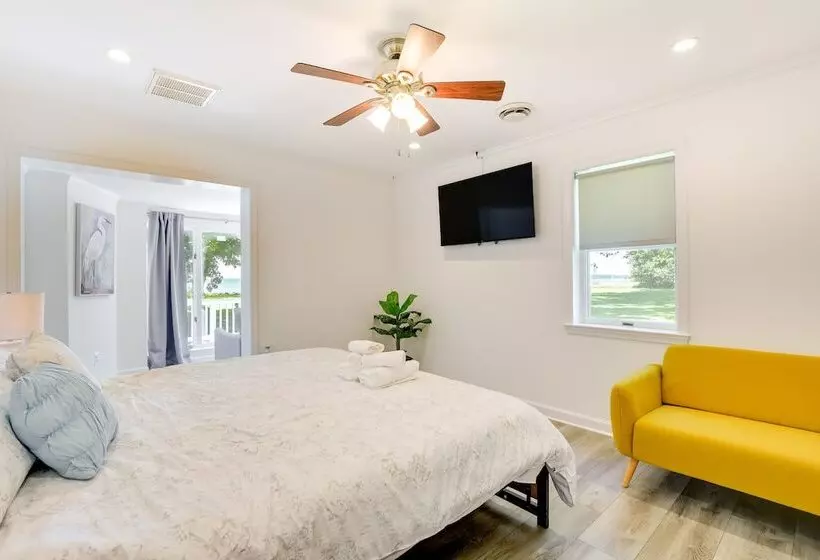 Sun Dappled Waterfront Home On Potomac River!