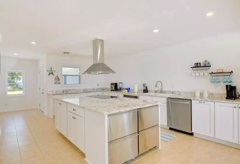 Sun Dappled Waterfront Home On Potomac River!