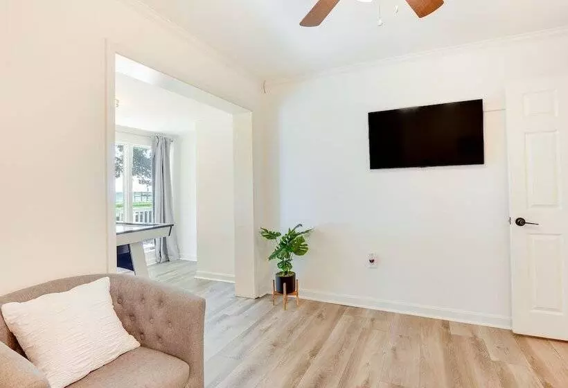 Sun Dappled Waterfront Home On Potomac River!