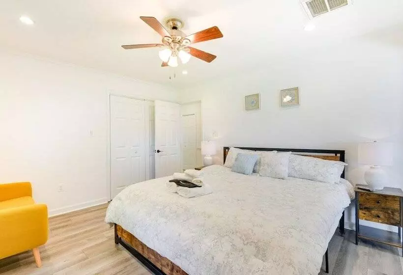 Sun Dappled Waterfront Home On Potomac River!