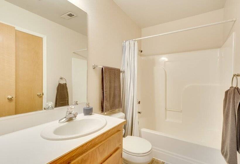 Tasteful Tualatin Home: 40 Mi To Willamette Valley