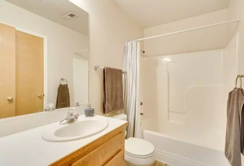 Tasteful Tualatin Home: 40 Mi To Willamette Valley