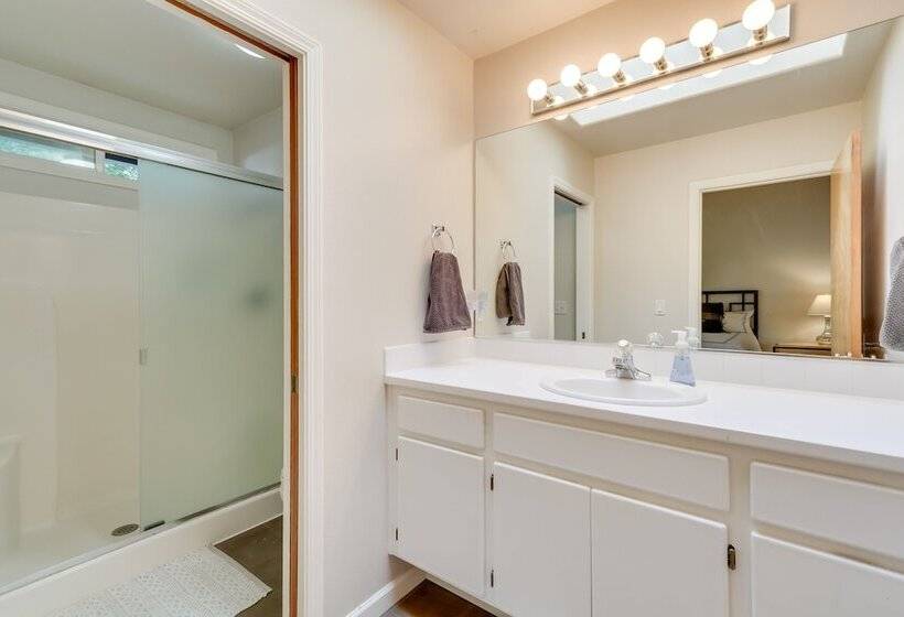 Tasteful Tualatin Home: 40 Mi To Willamette Valley