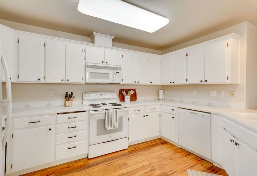 Tasteful Tualatin Home: 40 Mi To Willamette Valley