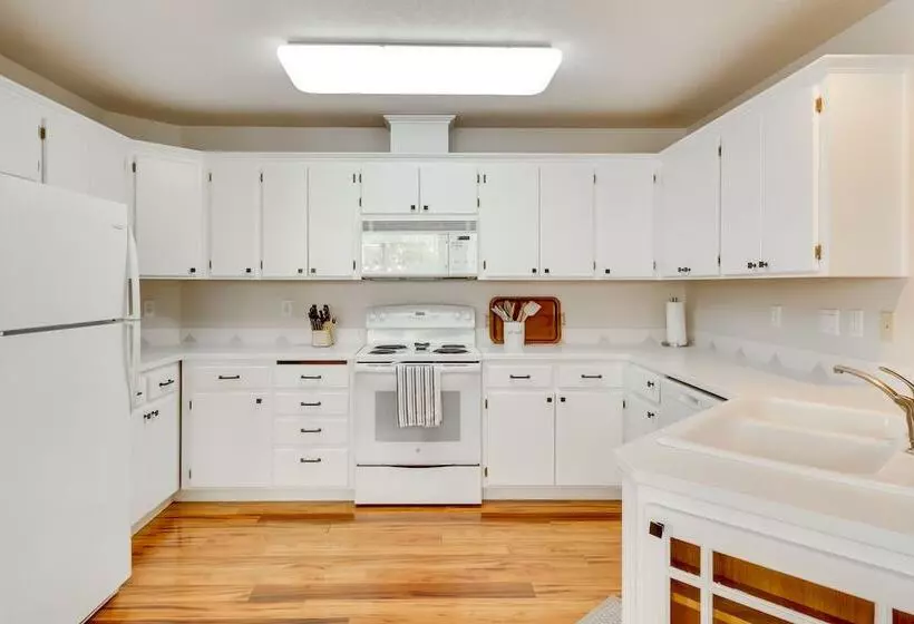 Tasteful Tualatin Home: 40 Mi To Willamette Valley