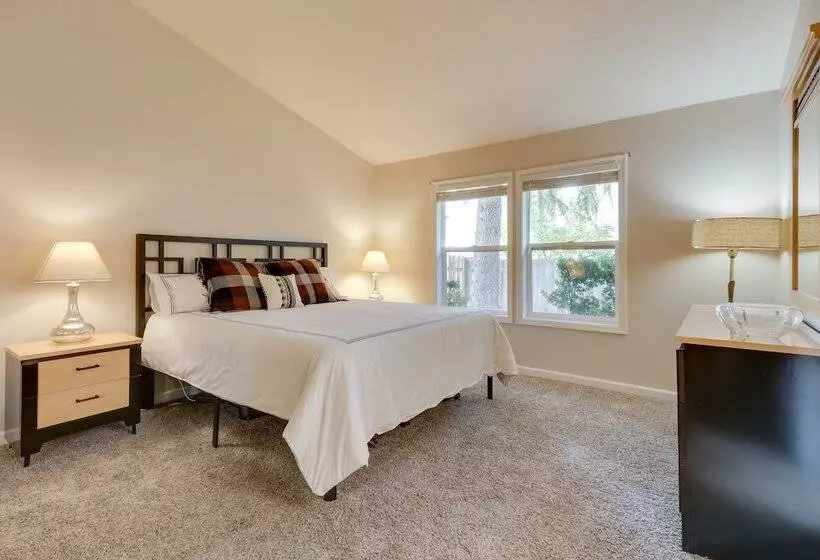 Tasteful Tualatin Home: 40 Mi To Willamette Valley